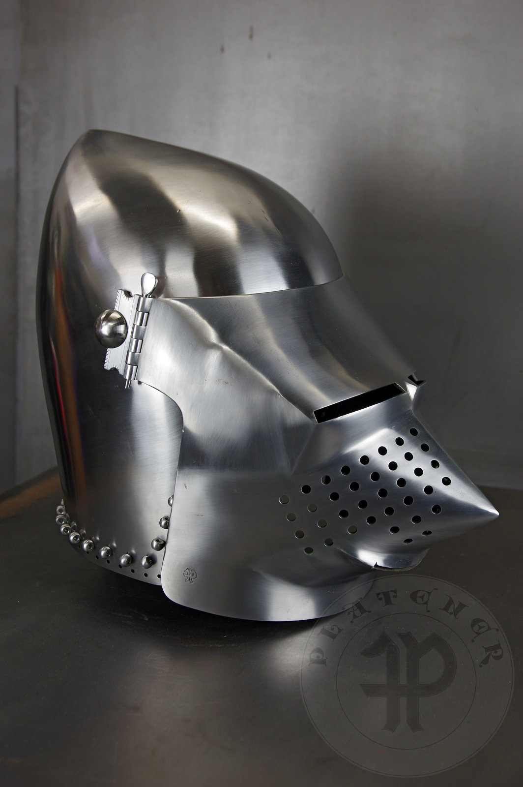 Helmet inspired by the Lyle bascinet from Royal Armouries in Leeds, formerly part of Churburg armoury. Material: 2 mm steel with 0,3 % carbon. Heat treatment: hardened and tempered up to 34 HRC. Weight 4,220 kg / Przybica starszego typu tzw. psi pysk wzorowana na oryginale z Royal Armouries w Leeds, poprzednio cz zbrojowni w Churburgu. Materia: stal 2 mm o zawartoci wgla 0,3%. Hartowany i odpuszczany do 34 HRC. Waga 4,220 kg.